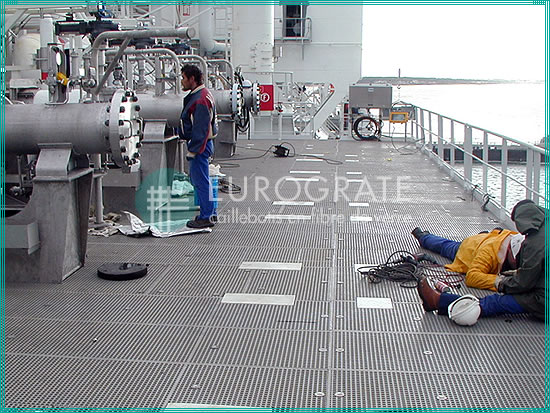 garde-corps PRV et caillebotis pour la protection des ouvriers sur un navire