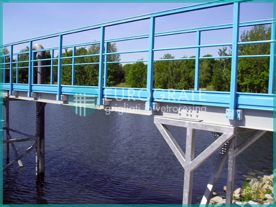pont de garde-corps de protection dans le bassin d'un épurateur