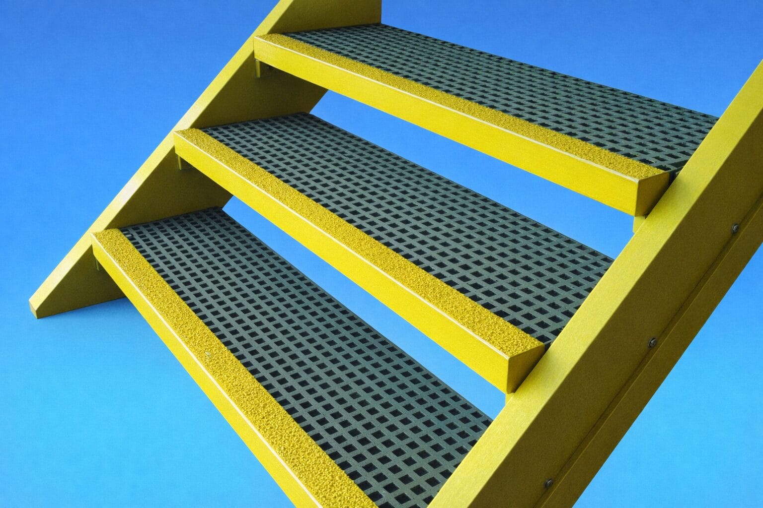 Marche d'escalier avec cornière de sécurité
